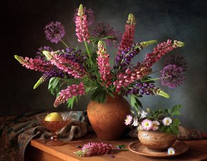 Lebhaftes Lupinen-Stillleben