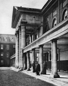 Pensionäre im großen Innenhof des Chelsea Royal Hospital, London, 1926-1927 von Taylor