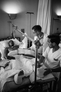 Verwundete amerikanische Soldaten aus dem Vietnamkrieg werden in ein Krankenhaus in Clark A... geflogen