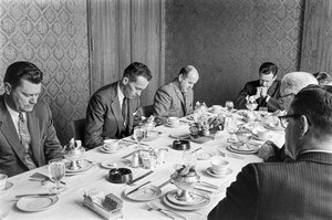 Geschäftsleute beten, bevor sie bei einem kirchlichen Fundraising-Treffen zu Mittag essen von Ted Spiegel