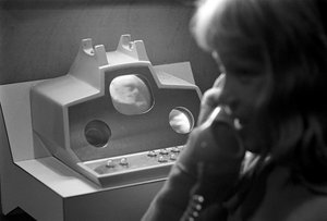 Demonstration der futuristischen Picturephone-Kommunikationstechnologie auf der Weltausstellung in Seattle von Ted Spiegel