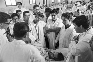 Arzt auf dem Hospitalschiff SS Hope von Ted Spiegel
