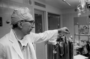 Dr. Michael DeBakey, Herz-Kreislauf-Chirurg, im Texas Medical Center von Ted Spiegel