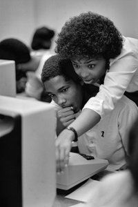 Bildungsprogramme, finanziert vom Office of Technology Assessment, einer Bundesbehörde, zur Unterstützung von Schulen von Ted Spiegel