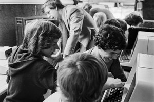Bildungsprogramme finanziert durch das Office of Technology Assessment, eine Bundesbehörde, zur Unterstützung von... von Ted Spiegel