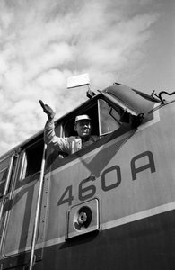 Lokführer der Great Northern Railroad winkt aus dem Führerstand einer EMD E7-Lokomotive von Ted Spiegel