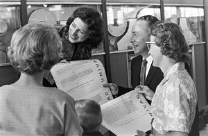 Die Familie Vic Pakka aus Denver hält Ausdrucke von einem UNIVAC-Computer bei ihrem Besuch der Weltausstellung in Seattle von Ted Spiegel