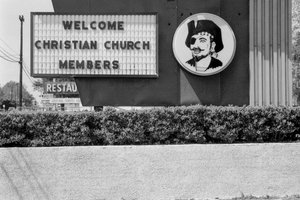 Ironisches Schild, das Christen mit einem Piratengesicht begrüßt, Virginia von Ted Spiegel