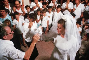 Kibbutzniks tanzen um Braut und Bräutigam
