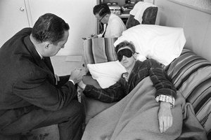 Psychopharmakologische Therapie und Experimente bei einem psychisch kranken Patienten von Ted Spiegel
