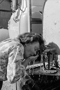 Mildred Cooper, eine LKW-Fahrerin, wäscht sich den Staub von der Straße aus dem Gesicht von Ted Spiegel