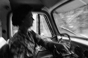 Mildred Cooper ist eine 43-jährige Großmutter und LKW-Fahrerin mit einem Holztransporter von Ted Spiegel