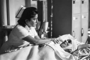 Krankenschwester hilft einem Patienten auf einer Trage nach der Operation auf dem Hospitalschiff SS Hope von Ted Spiegel