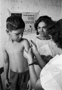 Krankenschwester impft einen ecuadorianischen Jungen mit einem Impfstoff auf einer Mission des Hospitalschiffs SS Hope