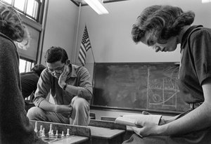 Schüler spielen Schach und lesen an der James A. Garfield High School, einer städtischen öffentlichen Schule von Ted Spiegel