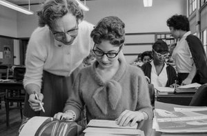 Lehrer und Schülerin in einer Buchhaltungsklasse an der James A. Garfield High School von Ted Spiegel