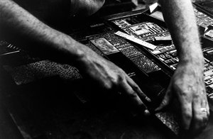 Setzer setzt kalten Satz aus der Linotype-Maschine für die Zeitung Frontiersman in P...