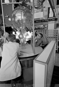 Besucher der Weltausstellung in Seattle 1962 bewundern eine Wissenschaftsausstellung von Ted Spiegel
