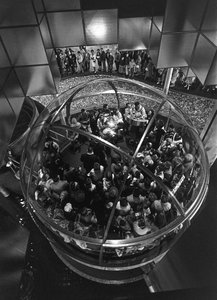 Besucher der Weltausstellung in Seattle in einem Kuppelfahrstuhl in einer Ausstellung