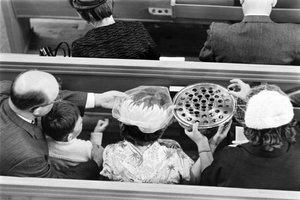 Wein wird während der Kommunion bei einem Sonntagsgottesdienst in der First Congregational Church gereicht