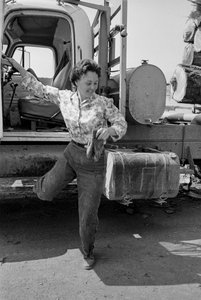 LKW-Fahrerin Mildred Cooper steigt aus dem Führerhaus ihres Holztransporters von Ted Spiegel