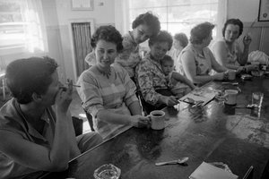 Frauen an einem Tresen unterhalten sich beim Frühstück in einem Diner in Oregon von Ted Spiegel