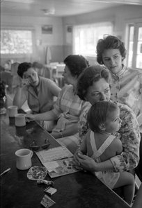 Frauen unterhalten sich beim Frühstück in einem Diner in Oregon von Ted Spiegel