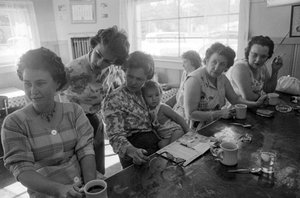 Frauen an einem Tresen unterhalten sich beim Frühstück in einem Diner in Oregon von Ted Spiegel