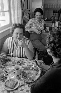 Frauen unterhalten sich beim Frühstück in einem Diner in Oregon von Ted Spiegel