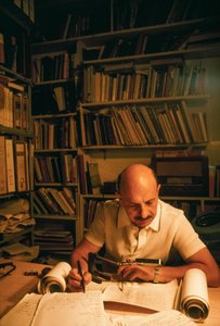 Yigael Yadin, israelischer Archäologe, Soldat und Politiker untersucht Kopie des Tempels von Ted Spiegel