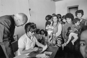 Junge Mütter mit Kindern und Babys besuchen eine Klinik in Santiago, um über Geburtenkontrolle zu lernen von Ted Spiegel