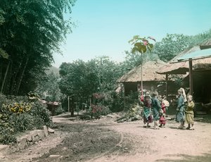 Kinder spielen auf der Straße nach Miyanoshita, um 1900 - 1915 von Teijiro Takagi