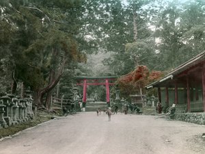 Eingang zum Laternen-Schrein im Kasauga Taisha Park, Nara, um 1900 - 1915 von Teijiro Takagi