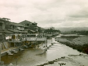 Haus am Kamo-Gawa-Fluss nahe Kyoto, um 1900 - 1915 von Teijiro Takagi
