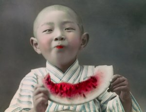 Japanisches Kind isst ein Stück Wassermelone, um 1900 - 1915 von Teijiro Takagi