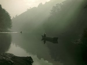 Japanischer Fischer in Arashiyama, westlich von Kyoto, um 1900 - 1915 von Teijiro Takagi