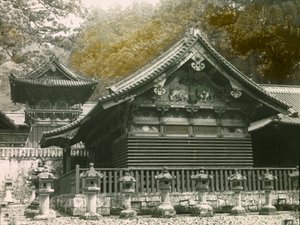 Teil des Tosho-Gu-Tempels namens Sanjinko in Nikko, um 1900 - 1915 (Fotografie)