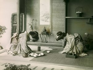 Zwei japanische Frauen in traditioneller Kleidung begrüßen sich vor der Teezeremonie, um 1900 - 1915 von Teijiro Takagi