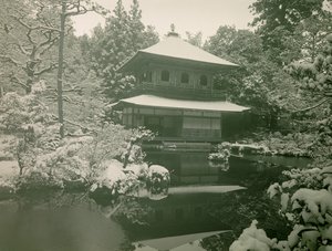 Ansicht des Ginkaku-ji im Schnee in Kyoto, um 1900 - 1915 von Teijiro Takagi