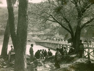 Blick auf die Togetsukyo-Brücke über den Katsure-Fluss in Arashiyama, um 1900 - 1915 von Teijiro Takagi