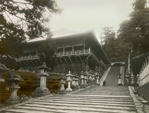 Ansicht des buddhistischen Tempels auf Stelzen in Nara, um 1900 - 1915 von Teijiro Takagi