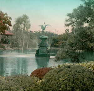 Blick auf den Kranichbrunnen im Hibiya-Park, Tokio, um 1900 - 1915 von Teijiro Takagi