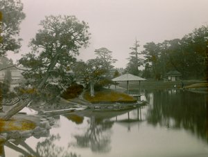 Ansicht des Koraku-en japanischen Gartens in Okayama, um 1900 - 1915 von Teijiro Takagi