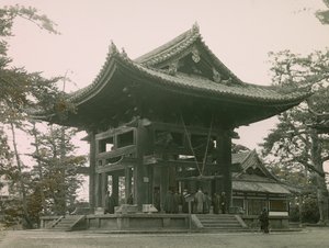 Glockenturm des Todai-Ji-Buddhistischen Tempels in Nara, um 1900 - 1915
