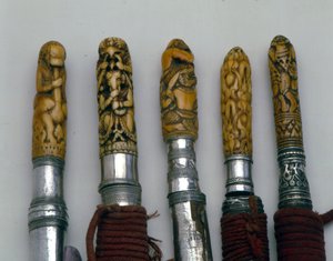 Ornamentale Messer- und Schwertgriffe, Nordthailand von Thai