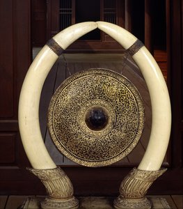 Ein Gong, der an Elefantenstoßzähnen hängt