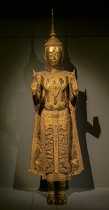 Buddha-Parade, die die Geste der Abwesenheit von Angst mit beiden Händen macht