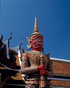 Detail eines Teufels, der die Tür bewacht von Thai School