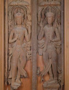 Paneel eines Tores mit zwei Deva (Holz)