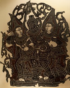 Szene aus dem Nang Yai Schattenspieltheater, das Dasakantha und seine Frauen darstellt, geschnitztes Lederpanel, Thailand, thailändische Zivilisation